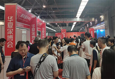 青岛家博会现场人流如织